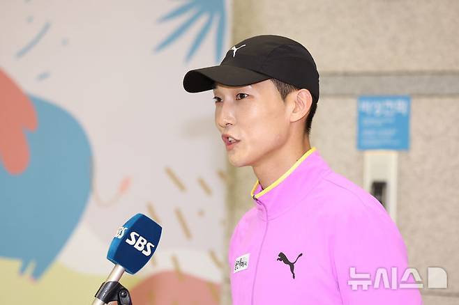 [인천공항=뉴시스] 이영환 기자 = 카타르 도하에서 열린 왓 그래비티 챌린지(What Gravity Challenge)에서 우승을 차지한 스마일 점퍼 우상혁이 지난 10일 오후 인천국제공항 제1여객터미널을 통해 귀국해 취재진의 질문에 답하고 있다. 우상혁은 올해 개최된 체코 후스토페체 실내대회, 슬로바키아 반스카비스트리차 대회, 중국 난징 2025 세계실내선수권대회에 이어 왓 그래비티 챌린지에서도 가장 높이 날아 올라 국제대회 4연승을 기록했다. 2025.05.10. 20hwan@newsis.com