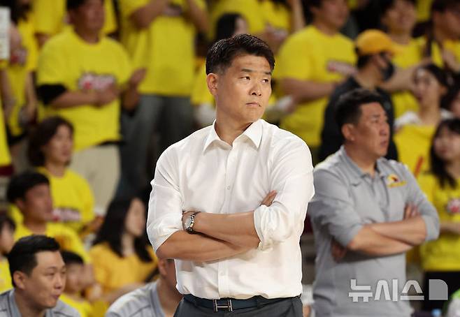 [창원=뉴시스] 추상철 기자 = 지난 15일 오후 경남 창원체육관에서 열린 2024-2025 프로농구 챔피언결정전 서울 SK 나이츠와 창원 LG 세이커스 6차전 경기, LG 조상현 감독이 경기를 지켜보고 있다. 2025.05.15. scchoo@newsis.com