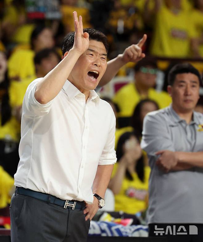 [창원=뉴시스] 추상철 기자 = 지난 15일 오후 경남 창원체육관에서 열린 2024-2025 프로농구 챔피언결정전 서울 SK 나이츠와 창원 LG 세이커스 6차전 경기, LG 조상현 감독이 작전지시를 하고 있다. 2025.05.15. scchoo@newsis.com