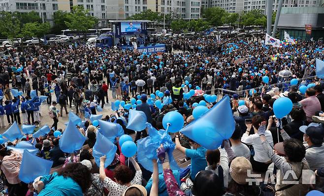 [광주=뉴시스] 조성우 기자 = 17일 광주 서구 김대중컨벤션센터 광장에서 열린 이재명 더불어민주당 대선후보 집중유세에서 시민들이 유세를 지켜보며 파란 풍선과 봉지를 흔들고 있다. 2025.05.17. xconfind@newsis.com