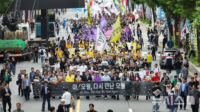 [광주=뉴시스] 이영주 기자 = 우원식 국회의장과 세월호·이태원·제주항공 참사 유가족 단체 회원들이 5·18 민주화운동 45주년을 하루 앞둔 17일 오후 광주 동구 금남로 일대에서 민주평화대행진에 참여하고 있다. 2025.05.17. leeyj2578@newsis.com