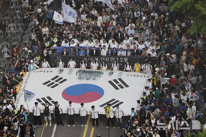 [광주=뉴시스] 이영주 기자 =  5·18 민주화운동 45주년을 하루 앞둔 17일 오후 광주 동구 금남로 일대에서 전야행사가 진행되고 있다. 광주역과 전남대, 조선대 등지에서 출발한 시민들로 이뤄진 '민주평화대행진단'이 행사장으로 들어오고 있다. 2025.05.17. leeyj2578@newsis.com