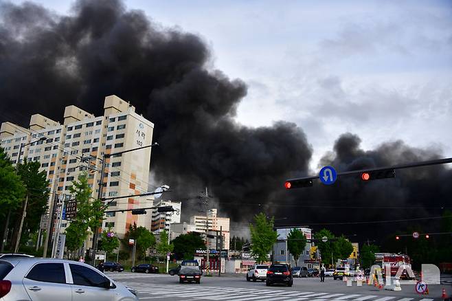 [광주=뉴시스] 류형근 기자 = 금호타이어 광주공장에서 발생한 화재가 10시간 이상 지속되고 검은 연기가 인근의 아파트로 이동하면서 17일 오후 광주 광산구 소촌동 인근 아파트 주민들에게 대피령이 내려졌다.  2025.05.17. hgryu77@newsis.com
