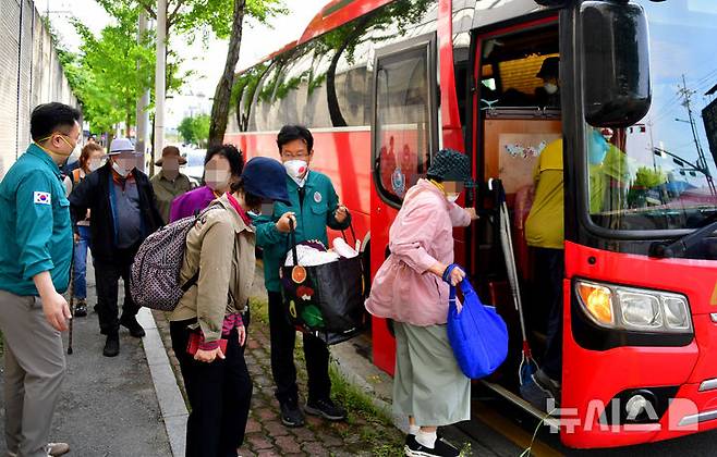 [광주=뉴시스] 류형근 기자 = 금호타이어 광주공장에서 발생한 화재가 10시간 이상 지속되면서 17일 오후 광주 광산구 소촌동 인근 아파트 주민들이 짐을 챙겨들고 대피하고 있다.  2025.05.17. hgryu77@newsis.com
