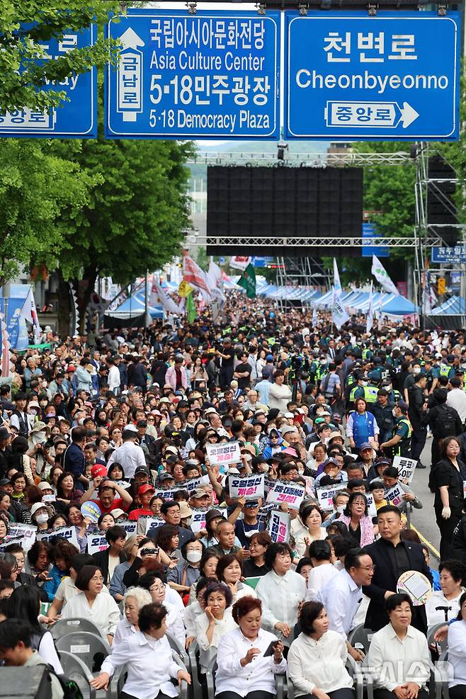 [광주=뉴시스] 이영주 기자 = 5·18민주화운동 45주기를 하루 앞둔 17일 오후 광주 동구 금남로에서 열린 5·18 전야 행사가 열리고 있다. leeyj2578@newsis.com