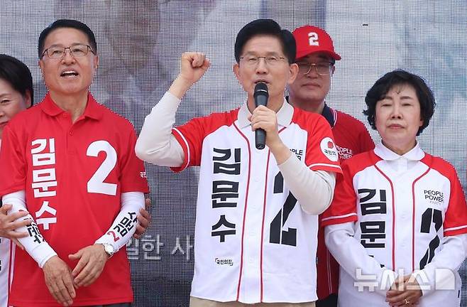 [전주=뉴시스] 조성봉 기자 =  김문수 국민의힘 대선후보가 17일 전북 전주시 완산구 전동성당 인근에서 공약발표 및 유세를 하고 있다. 2025.05.17. suncho21@newsis.com