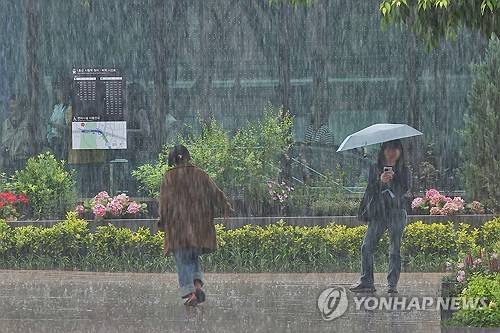 [속보] 서울 기습폭우에 도림천·안양천 출입 통제 쏟아지는 비     (서울=연합뉴스) 진연수 기자 = 전국 대부분 지역에 비 또는 소나기가 내리는 16일 서울 광장에서 시민들이 발걸음을 재촉하고 있다. 2025.5.16     jin90@yna.co.kr