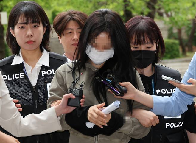 축구 국가대표팀 주장 손흥민의 아이를 임신했다고 주장하며 손씨에게 돈을 뜯어내려 한 20대 여성 양모씨가 17일 영장실질심사를 받기 위해 서울중앙지법에 들어서고 있다. 연합뉴스