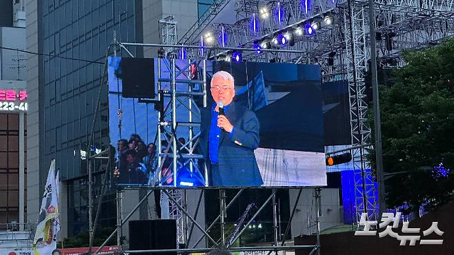 제45주년 5·18 민주화운동을 기념하는 전야제가 17일 광주 동구 금남로 일대에서 막을 올렸다. 김한영 기자