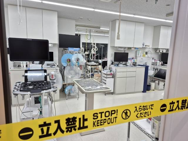 일본 후쿠오카현 후쿠오카시에 있는 ‘후쿠오카 야간구급동물병원’의 내부 진료실 모습. 주간에 직원 외 사람이 들어가지 못하도록 입구에 ’출입금지 테이프’를 붙여놨다.