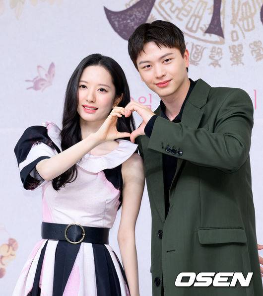 [OSEN=이대선 기자] 17일 오후 서울 목동 SBS에서 SBS 새 금토드라마 ‘귀궁’ 제작발표회가 열렸다.‘보물섬’ 후속으로 방송되는 SBS 새 금토드라마 ‘귀궁’은 영매의 운명을 거부하는 무녀 여리와 여리의 첫사랑 윤갑의 몸에 갇힌 이무기 강철이가 왕가에 원한을 품은 팔척귀에 맞닥뜨리며 몸과 혼이 단단히 꼬여버리는 육신 쟁탈 판타지 로코. 배우 김지연과 육성재가 포토타임을 가지고 있다. 2025.04.17 /sunday@osen.co.kr