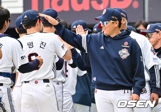 이승엽 감독이 오명진을 축하하고 있다./OSEN DB