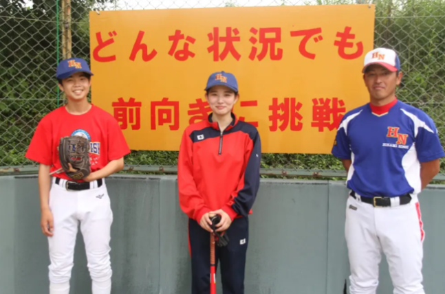 선수 1명과 여학생 매니저가 지키고 있는 히카미니시 고등학교 야구부. 오른쪽은 후지타 감독. 뒤쪽에 ‘어떤 상황에도 긍정적으로 도전’이라는 플래카드가 걸렸다.&nbsp;&nbsp; 사진 = 효고현 단바시 아오가키초