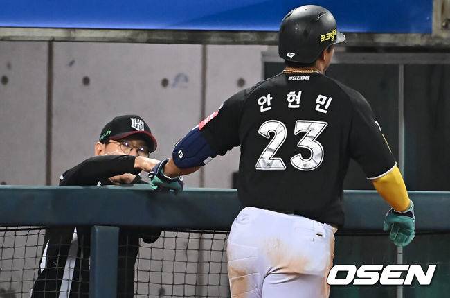 [OSEN=포항, 이석우 기자] 14일 포항야구장에서 2025 신한 SOL 뱅크 KBO 리그 삼성 라이온즈와 KT 위즈의 경기가 열렸다. 홈팀 삼성은 원태인이, 방문팀 KT는 소형준이 선발로 출전했다.KT 위즈 안현민이 6회초 좌월 솔로 홈런을 치고 이강철 감독과 하이파이브를 하고 있다. 2025.05.14 / foto0307@osen.co.kr