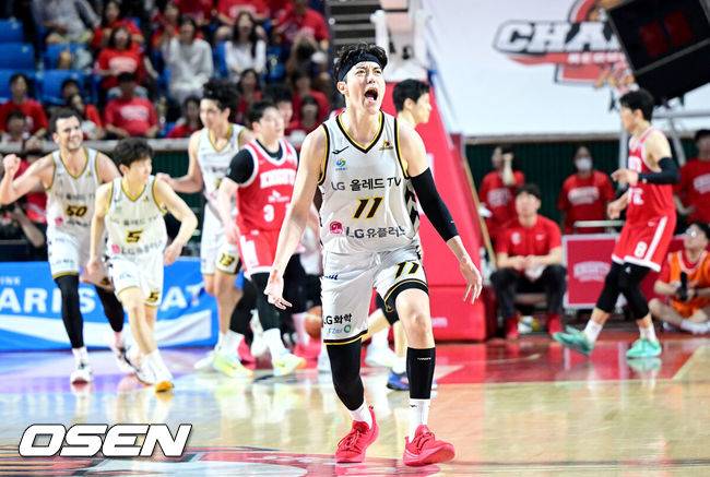 [OSEN=잠실학생체, 최규한 기자] 17일 오후 서울 잠실학생체육관에서 ‘2024-2025 KCC 프로농구’ 챔피언결정 7차전 서울 SK와 창원 LG의 경기가 열렸다.챔프 6차전까지 양 팀은 3승 3패로 팽팽하게 맞섰다. SK는 사상 첫 챔프전 리버스 스윕으로 통합 우승을, LG는 창단 첫 챔프전 우승을 노린다.4쿼터, LG 허일영이 3점슛 성공에 기뻐하고 있다. 2025.05.17 / dreamer@osen.co.kr