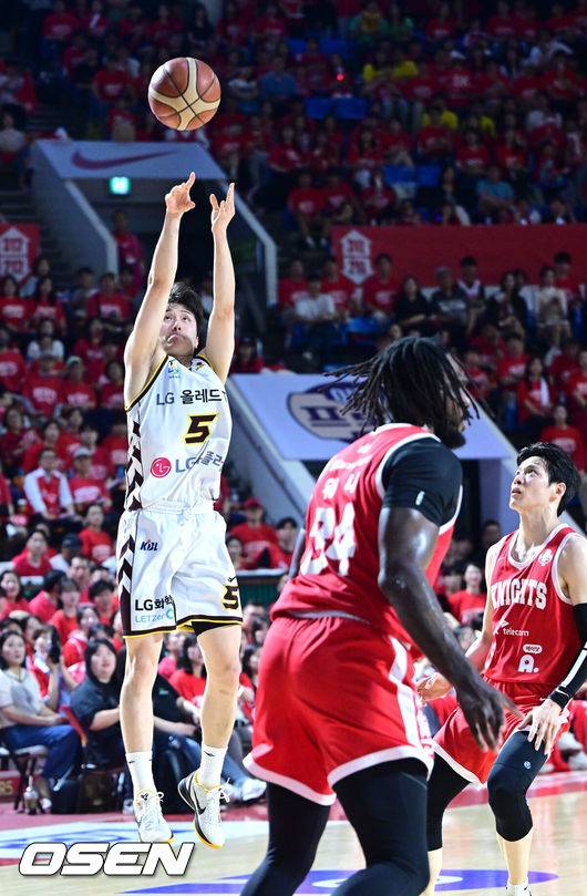 [OSEN=잠실학생체, 최규한 기자] 17일 오후 서울 잠실학생체육관에서 ‘2024-2025 KCC 프로농구’ 챔피언결정 7차전 서울 SK와 창원 LG의 경기가 열렸다.챔프 6차전까지 양 팀은 3승 3패로 팽팽하게 맞섰다. SK는 사상 첫 챔프전 리버스 스윕으로 통합 우승을, LG는 창단 첫 챔프전 우승을 노린다.2쿼터, LG 양준석이 슛을 시도하고 있다. 2025.05.17 / dreamer@osen.co.kr