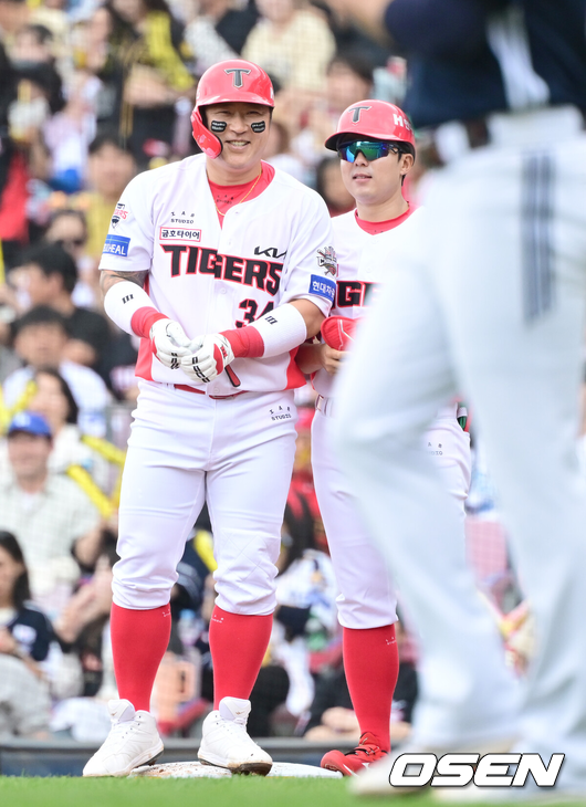 [OSEN=광주, 김성락 기자] 17일 오후 광주 북구 기아챔피언스필드에서 ‘2025 신한 SOL Bank KBO리그’ KIA 타이거즈와 두산 베어스의 더블헤더 1차전 경기가 열렸다.더블헤더 1차전 홈팀 KIA는 네일, 원정팀 두산은 콜어빈을 선발로 내세웠다.1회말 1사 2, 3루 KIA 최형우가 선취 1타점 적시타를 날린 뒤 기뻐하고 있다. 2025.05.17 / ksl0919@osen.co.kr