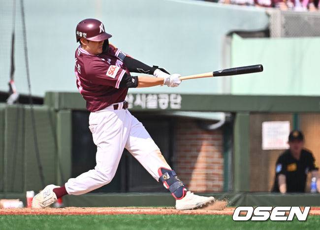 [OSEN=울산, 이석우 기자] 17일 울산 문수야구장에서 2025 신한 SOL 뱅크 KBO 리그 NC 다이노스와 키움 히어로즈의 더블헤더 1차전 경기가 열렸다. 홈팀 NC는 로건이, 방문팀 키움은 김선기가 선발로 나섰다.키움 히어로즈 오선진이 2회초 무사 1,3루 좌익수 앞 1타점 안타를 치고 있다. 2025.05.17 / foto0307@osen.co.kr