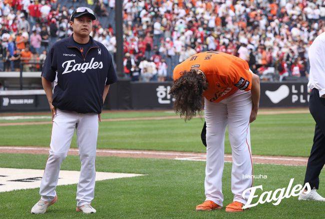 한화 코디 폰세가 17일 대전 SSG전 더블헤더 1차전에서 정규이닝 기준 역대 최다 18탈삼진 신기록을 세운 뒤 팬들에게 인사를 하고 있다. /한화 이글스 제공