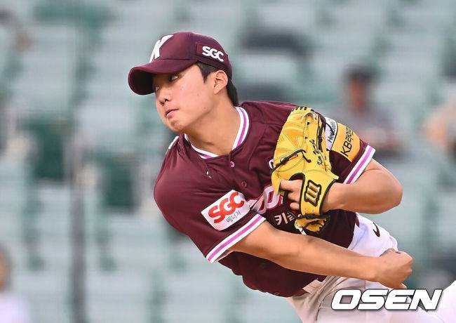 [OSEN=울산, 이석우 기자] 17일 울산 문수야구장에서 2025 신한 SOL 뱅크 KBO 리그 NC 다이노스와 키움 히어로즈의 더블헤더 2차전 경기가 열렸다. 홈팀 NC는 최성영이, 방문팀 키움은 김연주가 선발로 나섰다.키움 히어로즈 선발 투수 김연주가 역투하고 있다. 2025.05.17 / foto0307@osen.co.kr