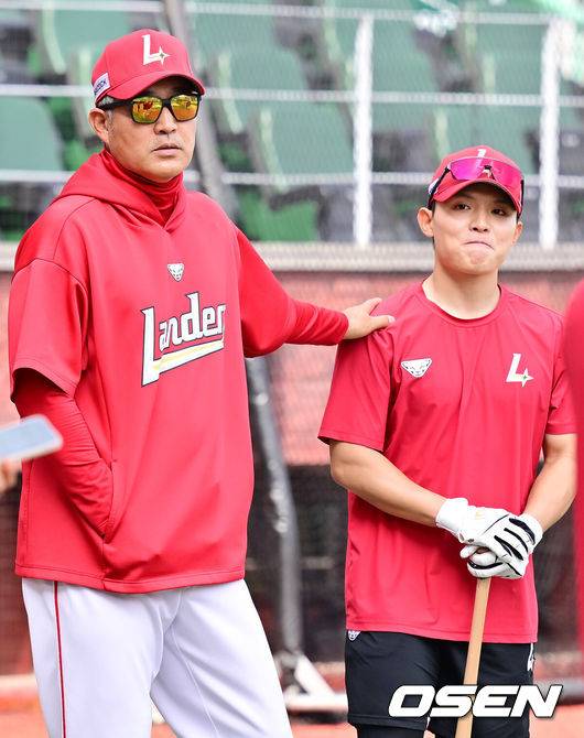 [OSEN=인천, 민경훈 기자] SSG 이숭용 감독이 타격 연습을 마친 정준재를 격려하고 있다. 2025.05.15 / rumi@osen.co.kr