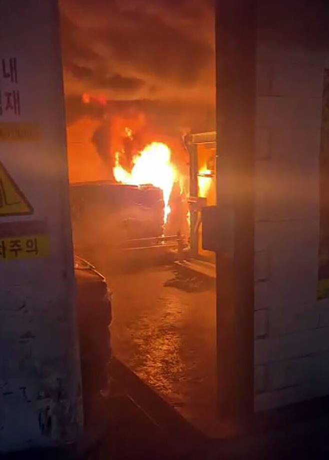 17일 오전 광주 광산구 금호타이어 공장 내부에서 불길이 치솟아 오르고 있다.