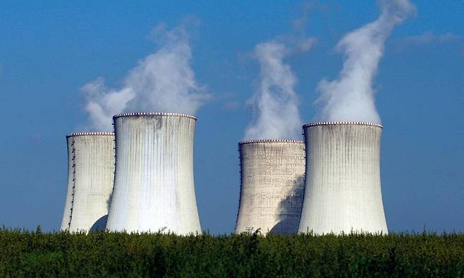 2011년 9월 27일(현지시간) 체코 두코바니의 원자력 발전소 4개 냉각탑에서 수증기가 솟아오르는 모습. AP연합뉴스