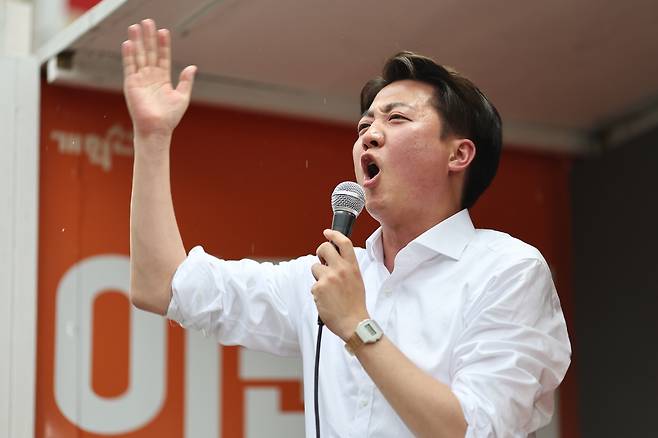 개혁신당 이준석 대선 후보가 16일 충청남도 천안중앙시장에서 유세차량에 올라 발언하고 있다. 천안=연합뉴스