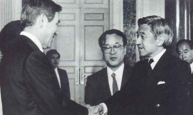 1990년 5월 24일 국빈으로 일본을 방문한 노태우 대통령이 아키히토 일왕과 악수하고 있다. 세계일보 자료사진