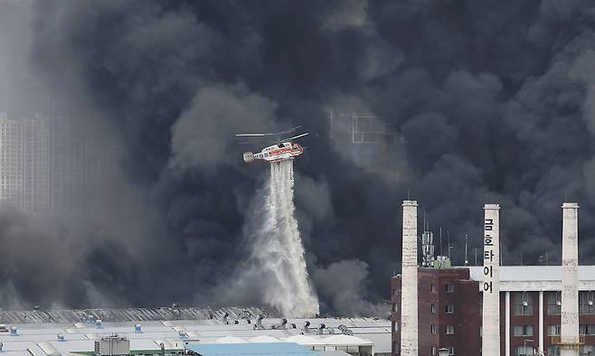 17일 광주 광산구 소촌동 금호타이어 광장공장에서 화재가 발생해 소방당국이 소방헬기를 동원해 진화 작업을 하고 있다 뉴스1