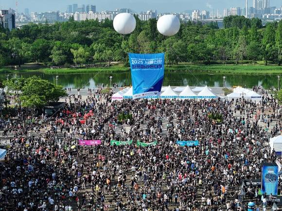 2025 서울신문하프마라톤이 열린 17일 서울 마포구 상암 평화의공원 평화광장에서 참가자들이 준비운동을 하고 있다. 2025.5.17 오장환 기자