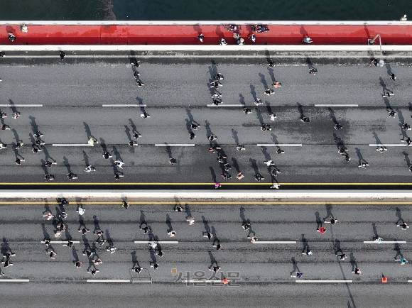 2025 서울신문하프마라톤이 열린 17일 서울 마포구 가양대교에서 참가자들이 힘차게 달리고 있다. 2025.5.17 오장환 기자