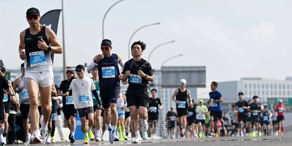 2025 서울신문 하프마라톤 참가자들이 17일 서울 마포구 가양대교 위를 달리고 있다. 오장환 기자