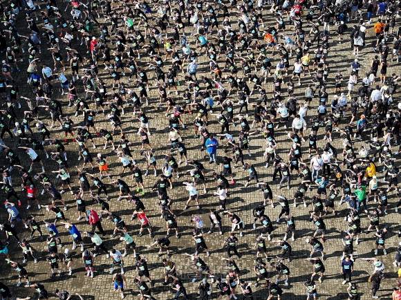 2025 서울신문 하프마라톤이 열린 17일 서울 마포구 상암 평화의공원 평화광장에서 참가자들이 준비운동을 하고 있다. 오장환 기자