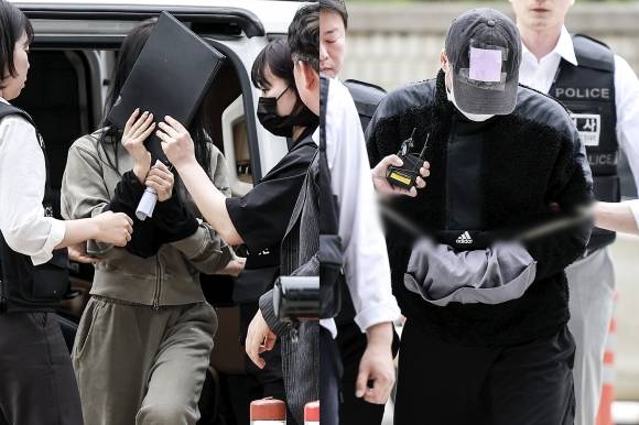 잉글랜드 프로축구 프리미어리그 토트넘 홋스퍼 주장 손흥민을 상대로 허위 임신을 주장하며 금품을 요구한 혐의를 받는 20대 여성 양모씨와 40대 남성 윤모씨가 17일 서울 서초구 서울중앙지방법원에서 열린 영장실질심사에 출석하고 있다. 2025.05.17 뉴시스