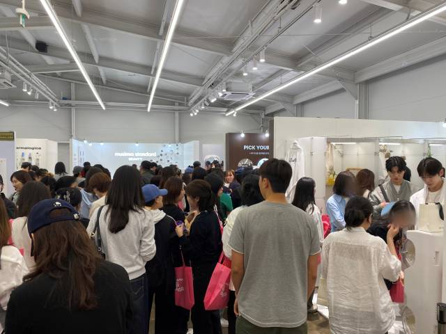 무신사 뷰티 페스타 팝업 스토어 내 '넥스트 뷰티존'에 사람들이 몰려있다. 김남명 기자