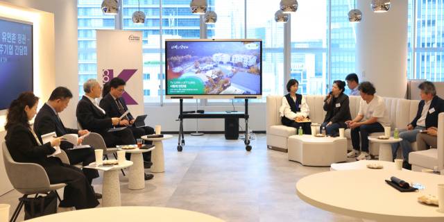 유인촌 문화체육관광부 장관이 12일 한국콘텐츠진흥원 일본 도쿄비즈니스센터를 방문해 ‘K콘텐츠 기업지원센터(CKL)’ 입주기업 관계자들과 간담회를 하고 있다. 사진=문체부