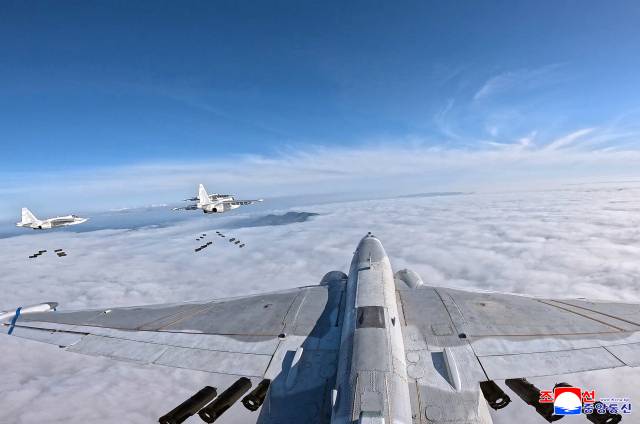 김정은 북한 국무위원장이 지난 15일 제1공군사단 관하 비행연대를 방문해 공군 반항공(방공)전투 및 공습 훈련을 지도했다고 조선중앙통신이 17일 보도했다. 연합뉴스