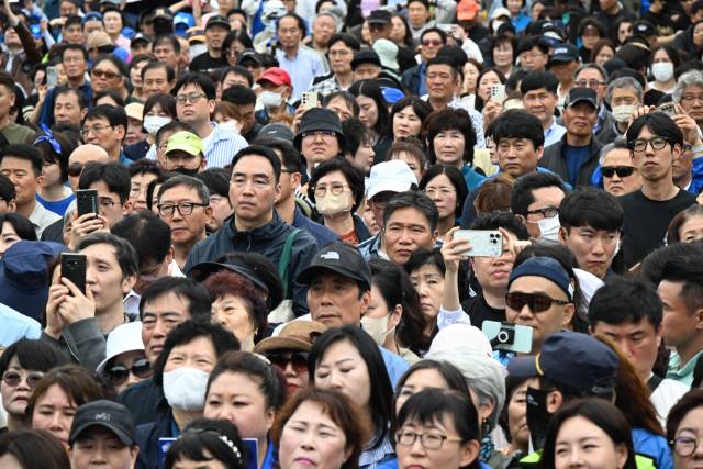 이재명 더불어민주당 대선 후보 지지자들이 16일 전북 군산시 구시청광장에서 진행된 유세에서 이 후보의 연설을 듣고 있다. 군산=오승현 기자
