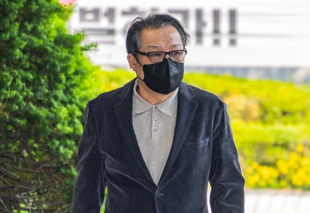 ‘건진법사’ 전성배씨가 불법 정치자금 수수 혐의 12일 서울남부지방법원에서 열린 2차 공판에 출석하고 있다. 뉴스1