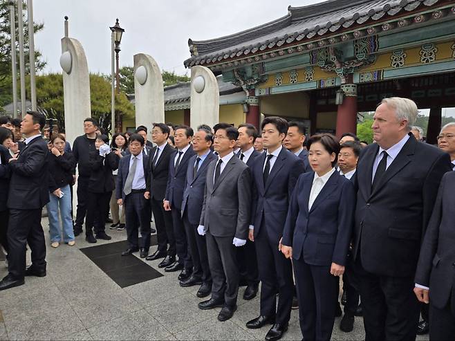 김문수 국민의힘 대선 후보가 5월17일 광주 5·18 민주묘역을 방문하고 있다. ⓒ문상현 기자