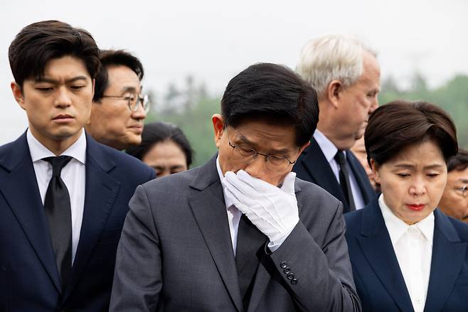 5월17일 5·18 민주묘역을 방문한 김문수 후보가 눈물을 흘리고 있다. ⓒ시사IN 신선영