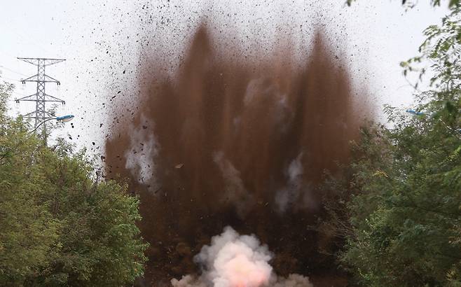 북한 조선중앙통신은 2024년 10월17일 경의선·동해선 남북연결 도로·철도 폭파 소식을 알렸다. ⓒ연합뉴스