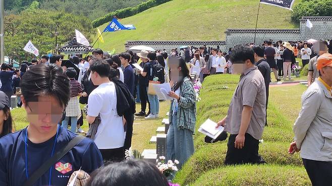 17일 오전, 광주 북구 운정동 국립5·18민주묘지. 올해는 유독 10대들이 무리지어 5·18 당시 신군부 세력을 만행을 되새기는 이른바 '계기학습'으로 참배해 눈길을 끌었다. 손에 스케치북과 노트를 든 10대 학생들은 묘지를 돌며 각 5·18 희생자들이 어떤 삶을 살았는지 이야기를 나눴다. ⓒ시사저널 정성환