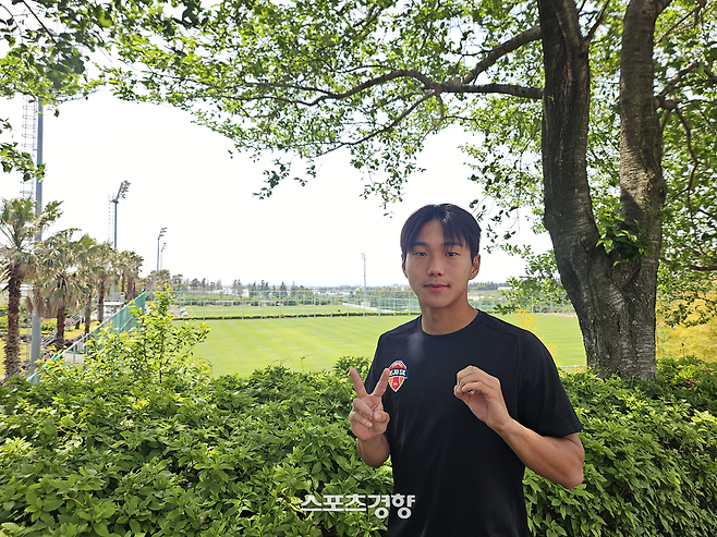 제주의 소년 가장 김준하가 지난 7일 제주 서귀포시의 클럽하우스에서 두 손으로 스포츠경향 창간둥이인 자신의 나이를 표현하고 있다. 서귀포 | 황민국 기자