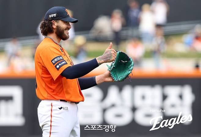 한화 코디 폰세가 17일 대전 SSG전에서 8회 대기록을 세운 뒤 기뻐하고 있다. 한화이글스 제공