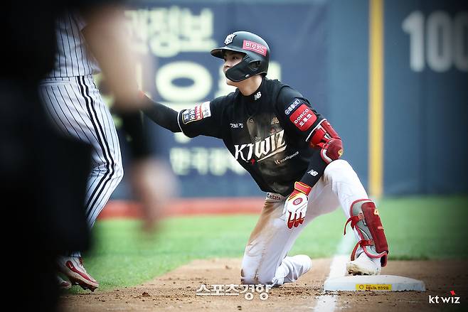 적극적인 주루플레이로 3루에 안착한 KT 박민석. KT위즈 제공