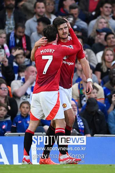 맨체스터 유나이티드는 영국 런던 스탬포드브릿지에서 열린 2024-25시즌 프리미어리그 27라운드에서 첼시에 0-1로 졌다. 노팅엄 포레스트(0-1 패)전부터 맨체스터 시티(0-0 무), 뉴캐슬 유나이티드(1-4 패), 울버햄튼(0-1 패), 본머스(1-1 무), 브랜트포드(3-4 패), 웨스트햄(0-2 패)전을 넘어 이날까지 패배하면서 3연패에 8경기 동안 이기지 못하며 최악의 시즌을 보내고 있다. 현재 맨체스터 유나이티드에 유일한 위안은 유럽축구연맹(UEFA) 유로파리그(UEL) 결승전이다. 주중 스페인 빌바오에서 토트넘과 만나 유로파리그 트로피를 위해 싸운다. 상대 팀 토트넘은 맨체스터 유나이티드보다 한 시간 정도 일찍 경기를 치렀는데, 이들도 애스턴 빌라에 0-2로 져 반등에 실패했다