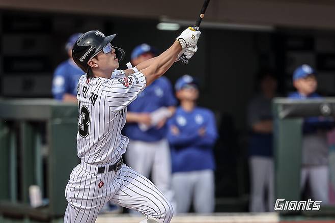 ▲ 롯데 전민재가 동점 희생플라이를 치는 장면이다. ⓒ롯데 자이언츠