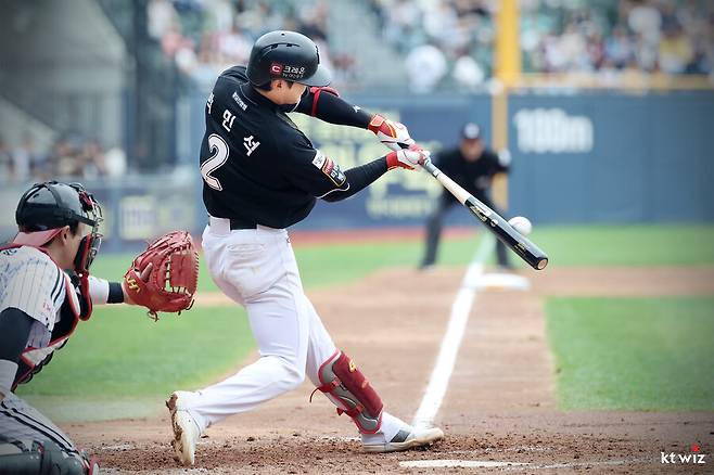 ▲ kt 내야수 박민석은 2019년 입단 후 지난해까지 6년 동안 1군에서 안타 4개를 쳤다. 17일 LG와 더블헤더 제1경기에서 9번타자로 나와 2루타와 3루타를 각각 하나씩 포함해 무려 4안타를 몰아쳤다. ⓒ kt 위즈